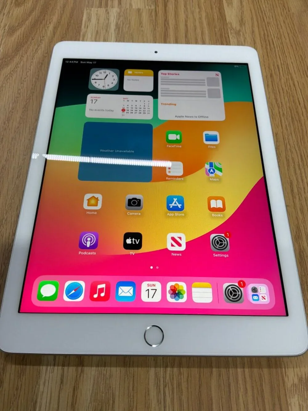 Apple iPad 6th Generation 32GB Wi-Fi + Cellular 9.7